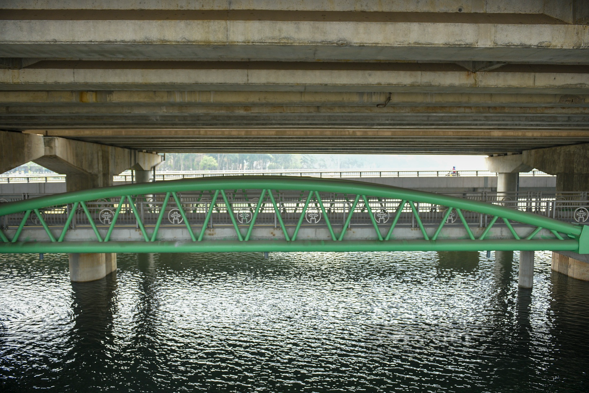 Cầu vòm thép 65 tỷ đồng ở Hà Nội vắng xe qua lại sau nữa năm đưa vào sử dụng - Ảnh 2.