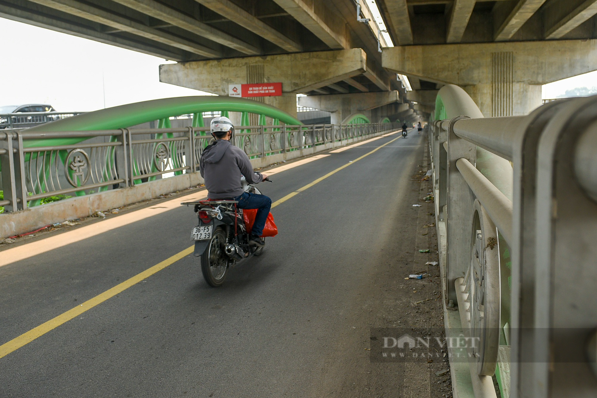 Cầu vòm thép 65 tỷ đồng ở Hà Nội vắng xe qua lại sau nữa năm đưa vào sử dụng - Ảnh 12.