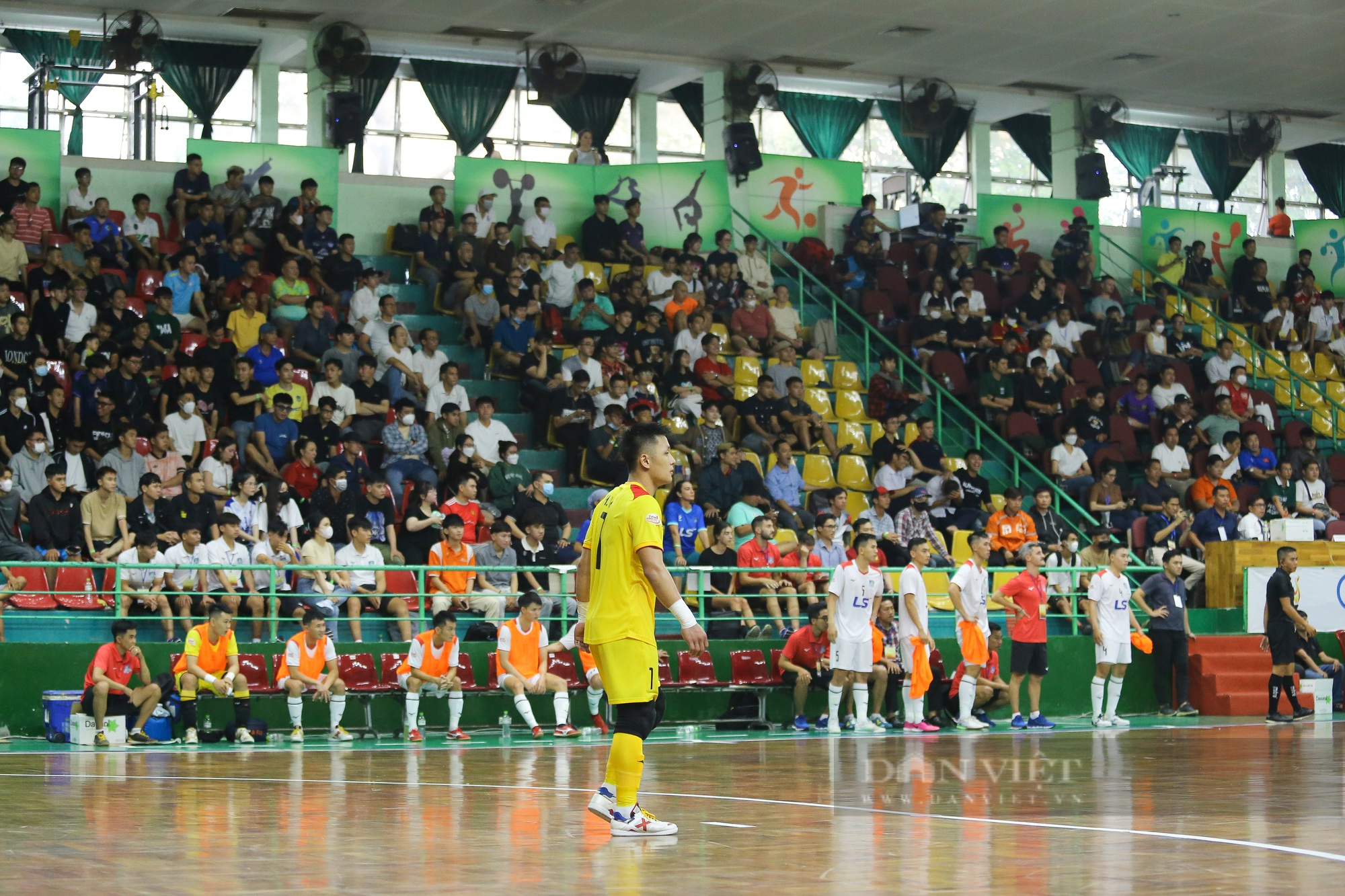 Trọng tài &quot;bẻ còi&quot;, Thái Sơn Nam cay đắng chia điểm trong trận &quot;siêu kinh điển&quot; làng futsal - Ảnh 3.