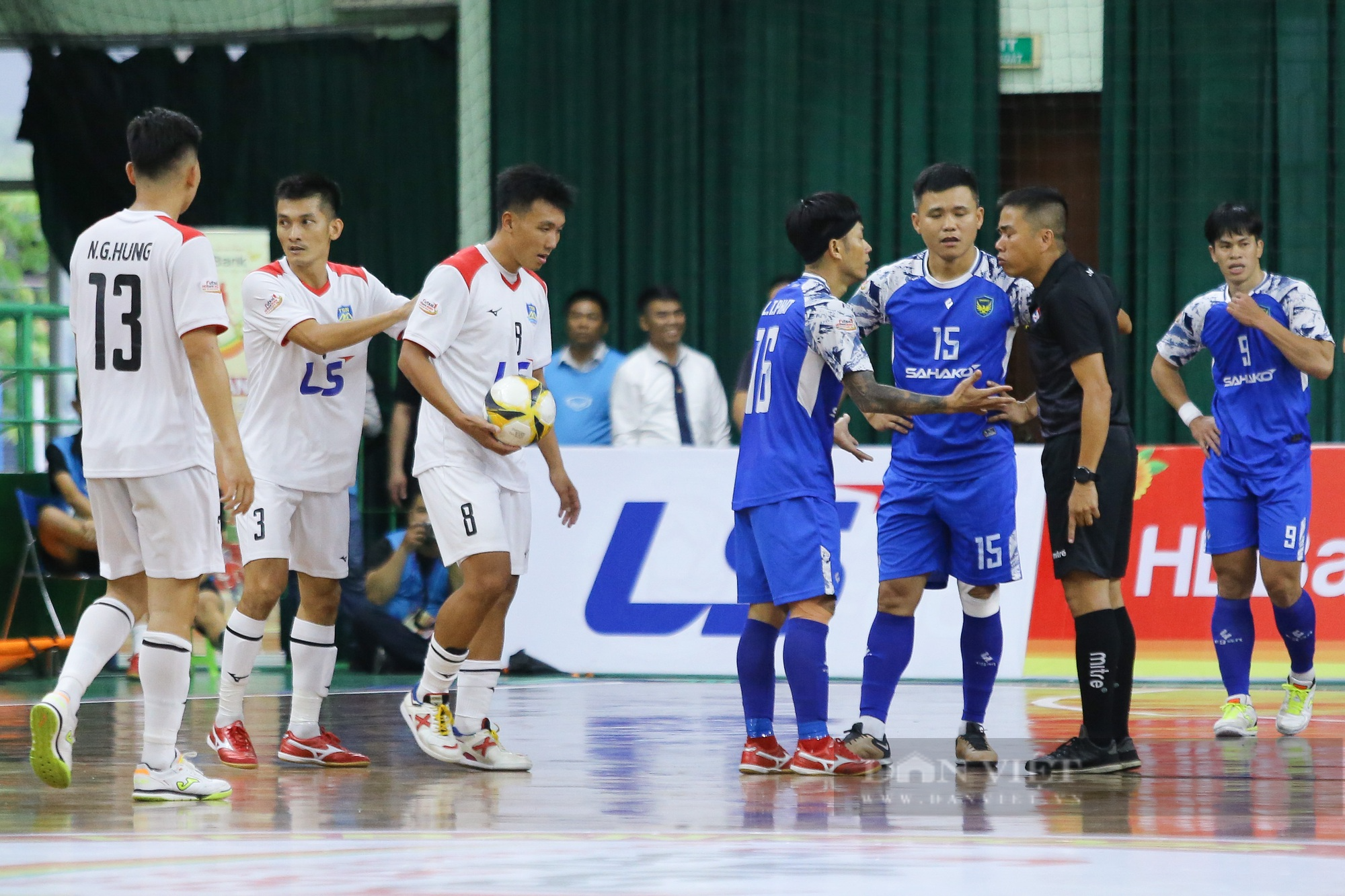 Trọng tài &quot;bẻ còi&quot;, Thái Sơn Nam cay đắng chia điểm trong trận &quot;siêu kinh điển&quot; làng futsal - Ảnh 4.