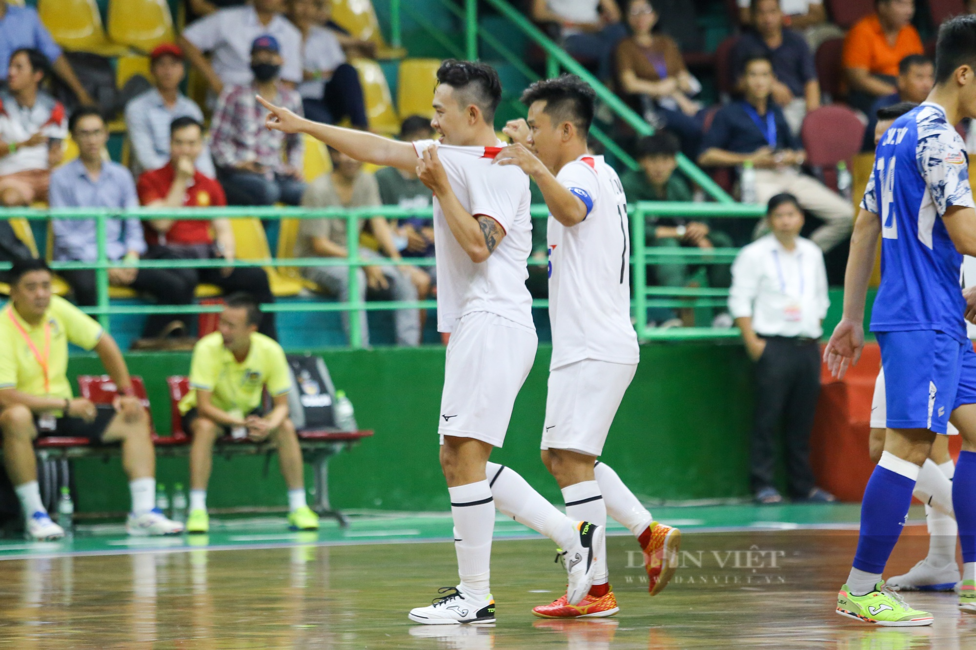 Trọng tài &quot;bẻ còi&quot;, Thái Sơn Nam cay đắng chia điểm trong trận &quot;siêu kinh điển&quot; làng futsal - Ảnh 6.