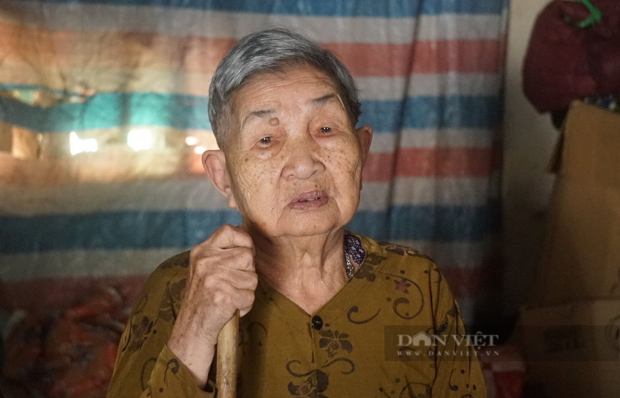 Cụ bà 90 tuổi cùng con gái khốn khổ sống lay lắt qua ngày trong ngôi nhà dọa sập - Ảnh 5.
