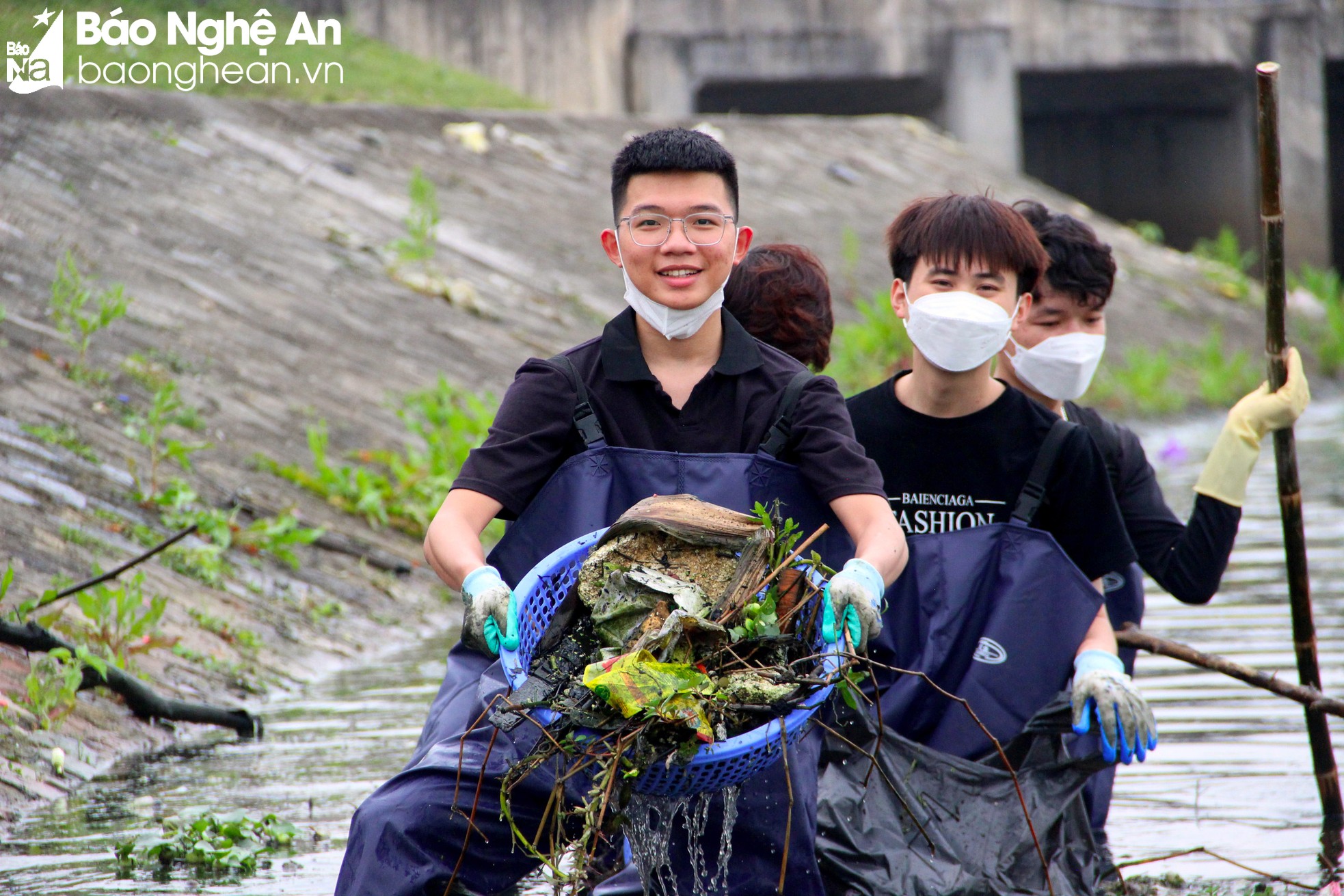 Nghệ An Xanh - Nhóm bạn trẻ gen Z tình nguyện dọn rác, làm sạch môi trường - Ảnh 8.