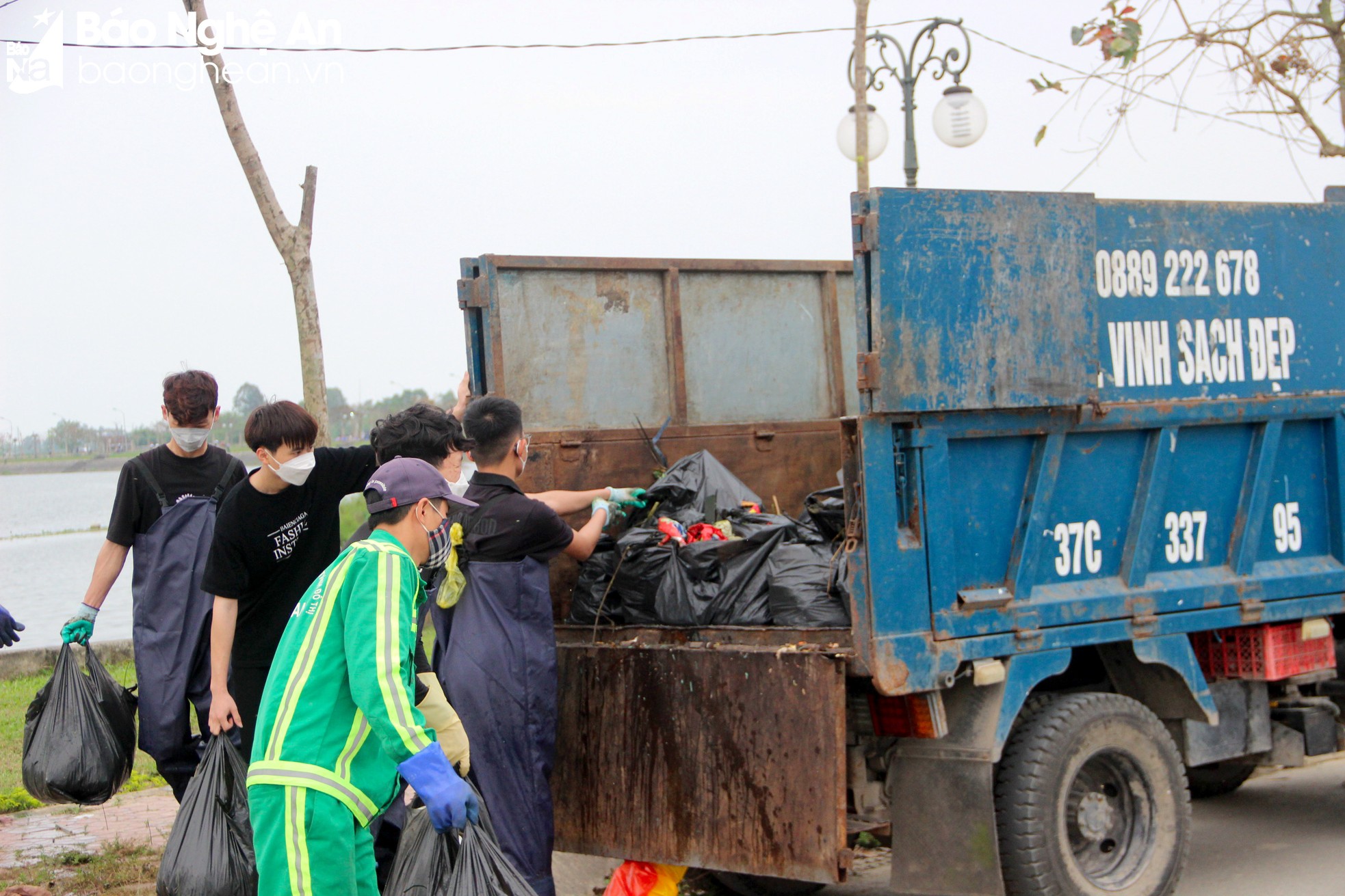 Nghệ An Xanh - Nhóm bạn trẻ gen Z tình nguyện dọn rác, làm sạch môi trường - Ảnh 6.