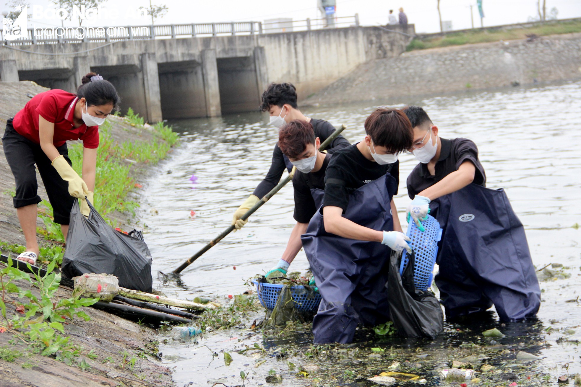 Nghệ An Xanh - Nhóm bạn trẻ gen Z tình nguyện dọn rác, làm sạch môi trường - Ảnh 4.