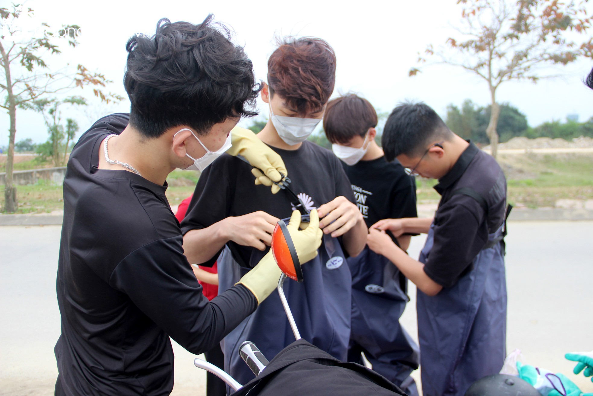 Nghệ An Xanh - Nhóm bạn trẻ gen Z tình nguyện dọn rác, làm sạch môi trường - Ảnh 3.