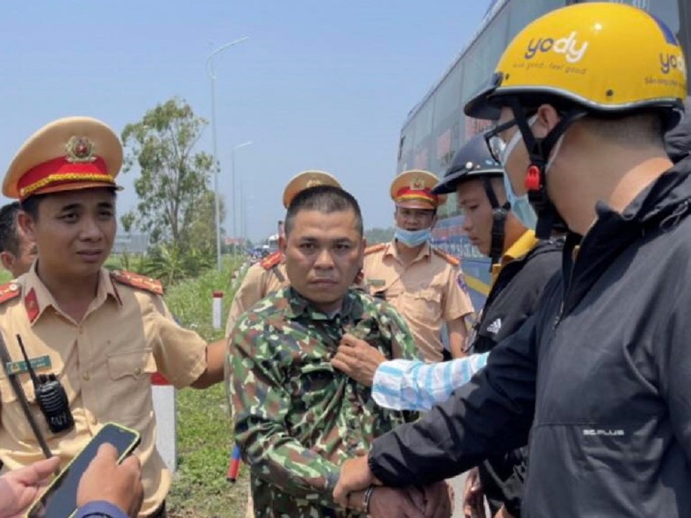 Cướp xe máy, kéo lê bà lão 45 mét trên đường - Ảnh 2.