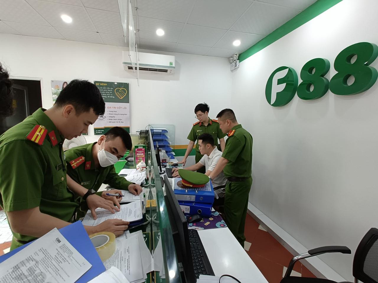 Tất cả địa điểm kinh doanh của F88 tại Bắc Giang bị kiểm tra hành chính - Ảnh 1.
