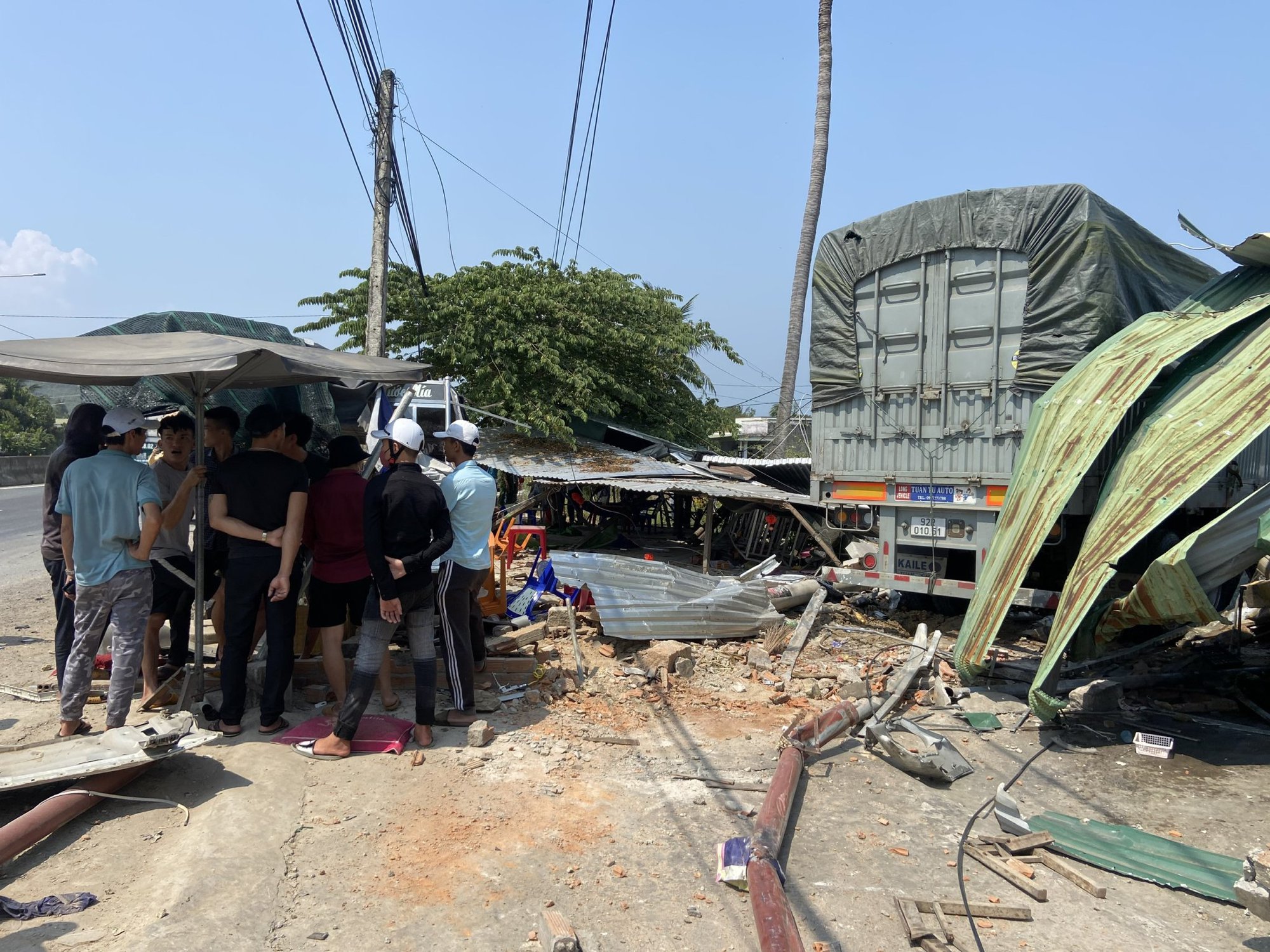 Khánh Hòa: Vụ tai nạn nghiêm trọng khiến nhiều người bị thương - Ảnh 1.