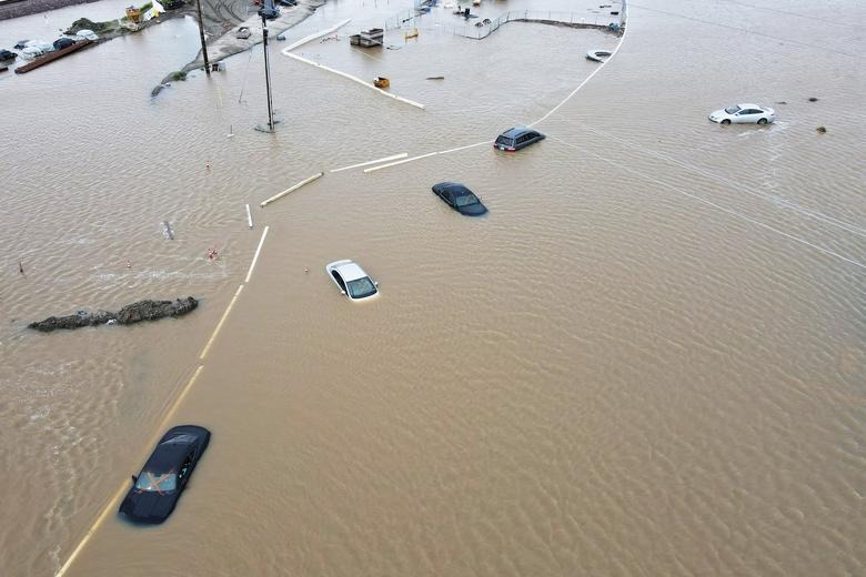 Lũ lụt tàn phá California, ôtô nổi lềnh phềnh - Ảnh 1.