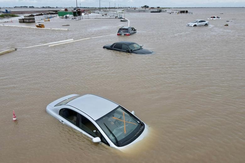 Lũ lụt tàn phá California, ôtô nổi lềnh phềnh - Ảnh 2.