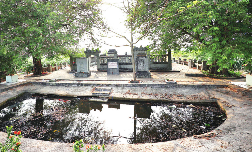 Một ngôi mộ cổ rất to có 2 cây me cổ thụ đứng bên ở huyện Châu Thành của Long An là mộ của ai? - Ảnh 3.