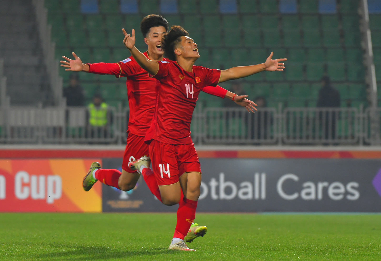 Tin sáng (24/3): 2 “sao mai” của U23 Việt Nam được HLV Kiatisak thưởng lớn - Ảnh 1.