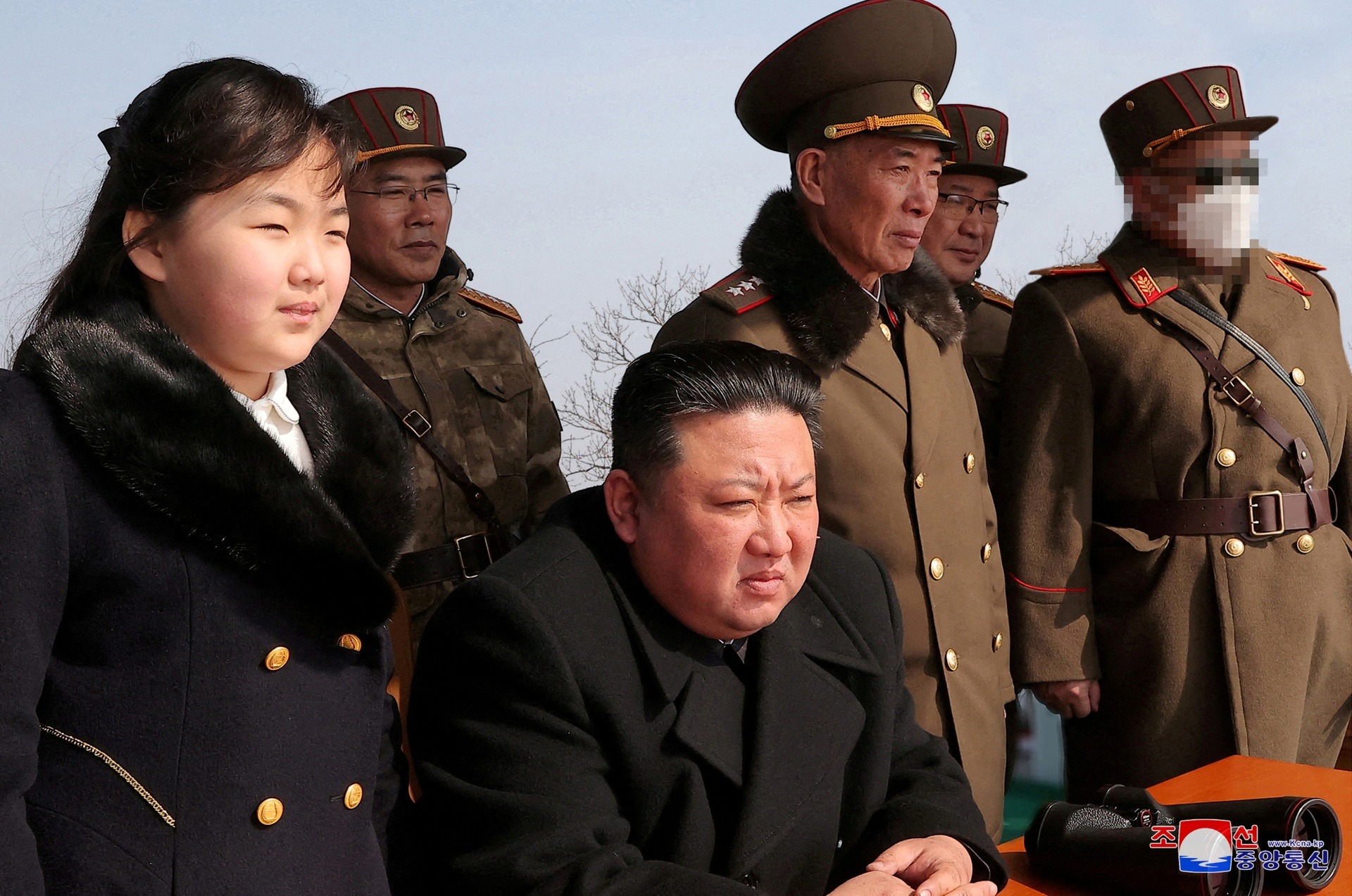 Hình ảnh đáng chú ý con gái ông Kim Jong Un tại các hoạt động thử vũ khí của Triều Tiên - Ảnh 2.