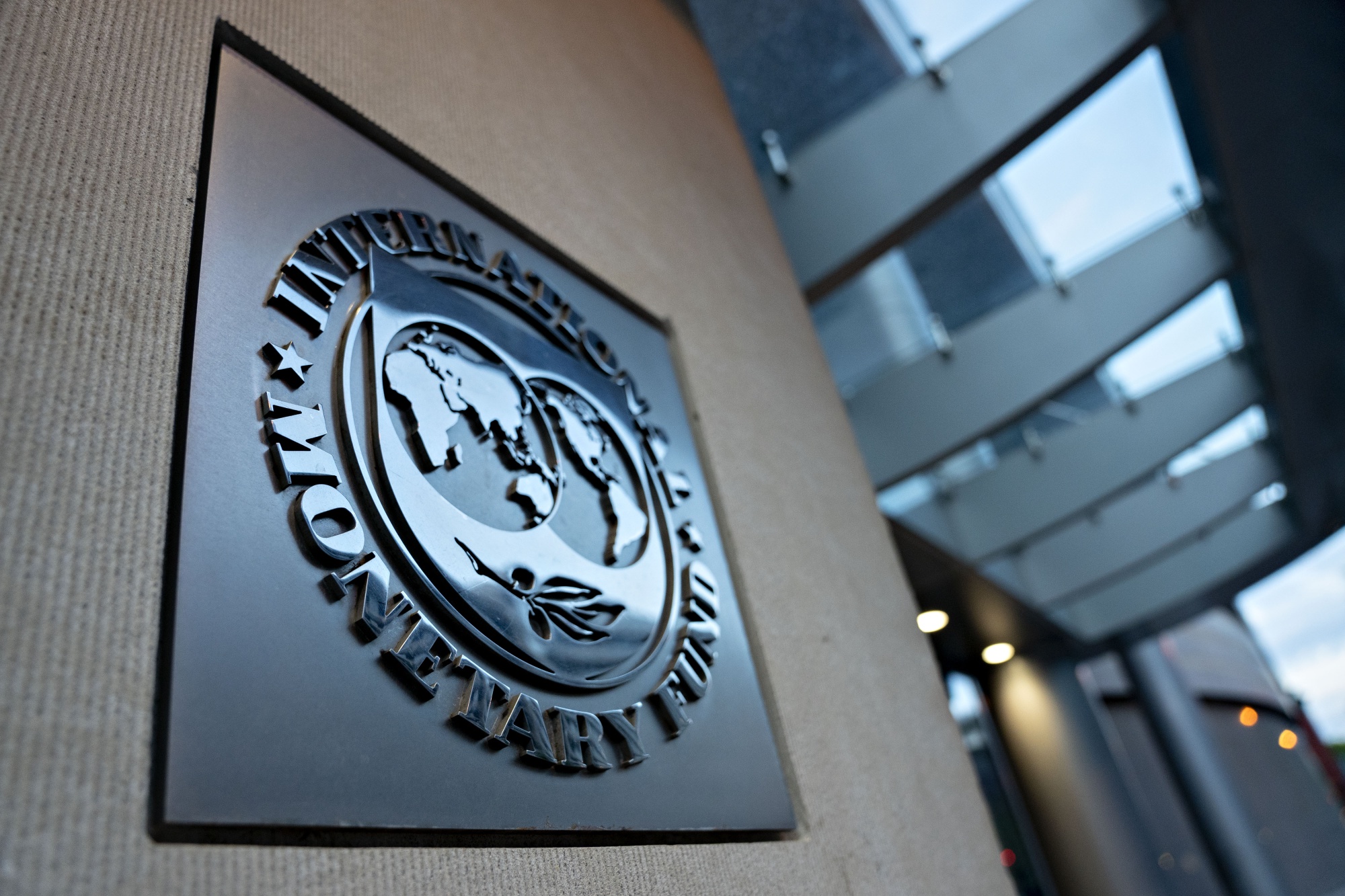 Ukraine sắp vay 15,6 tỷ USD từ IMF để củng cố tài chính - Ảnh 1.