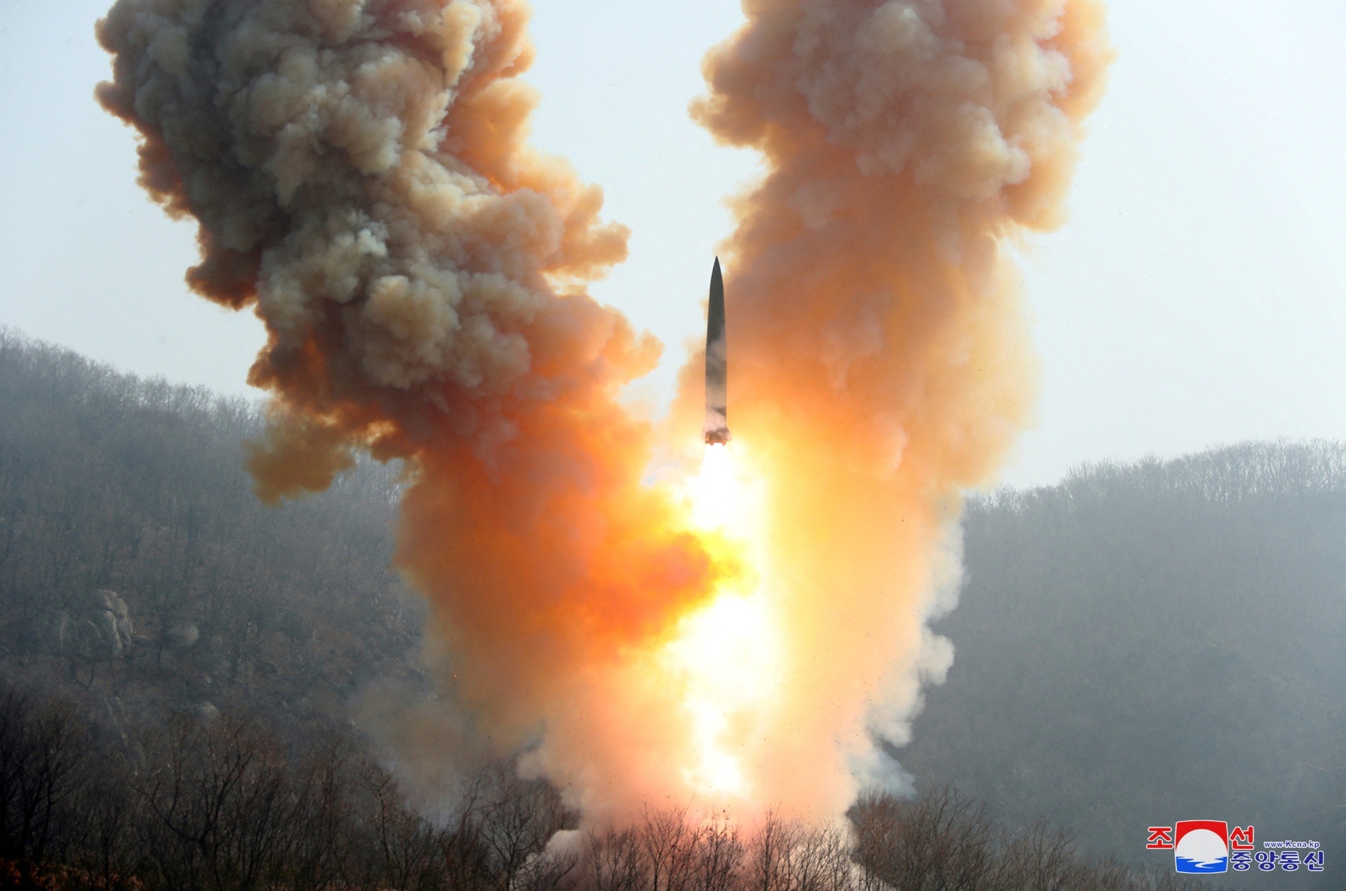 Hình ảnh đáng chú ý con gái ông Kim Jong Un tại các hoạt động thử vũ khí của Triều Tiên - Ảnh 3.