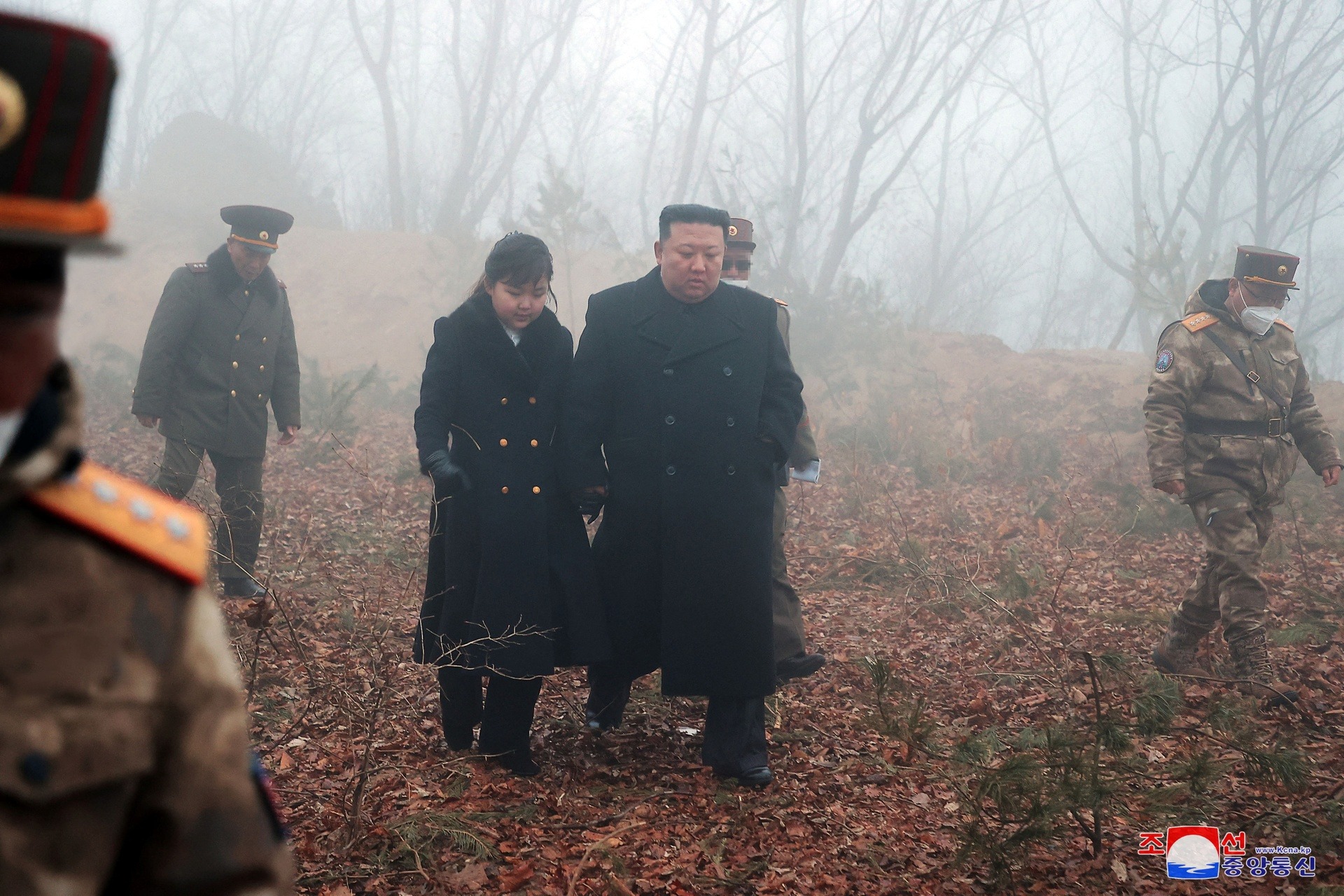 Hình ảnh đáng chú ý con gái ông Kim Jong Un tại các hoạt động thử vũ khí của Triều Tiên - Ảnh 5.