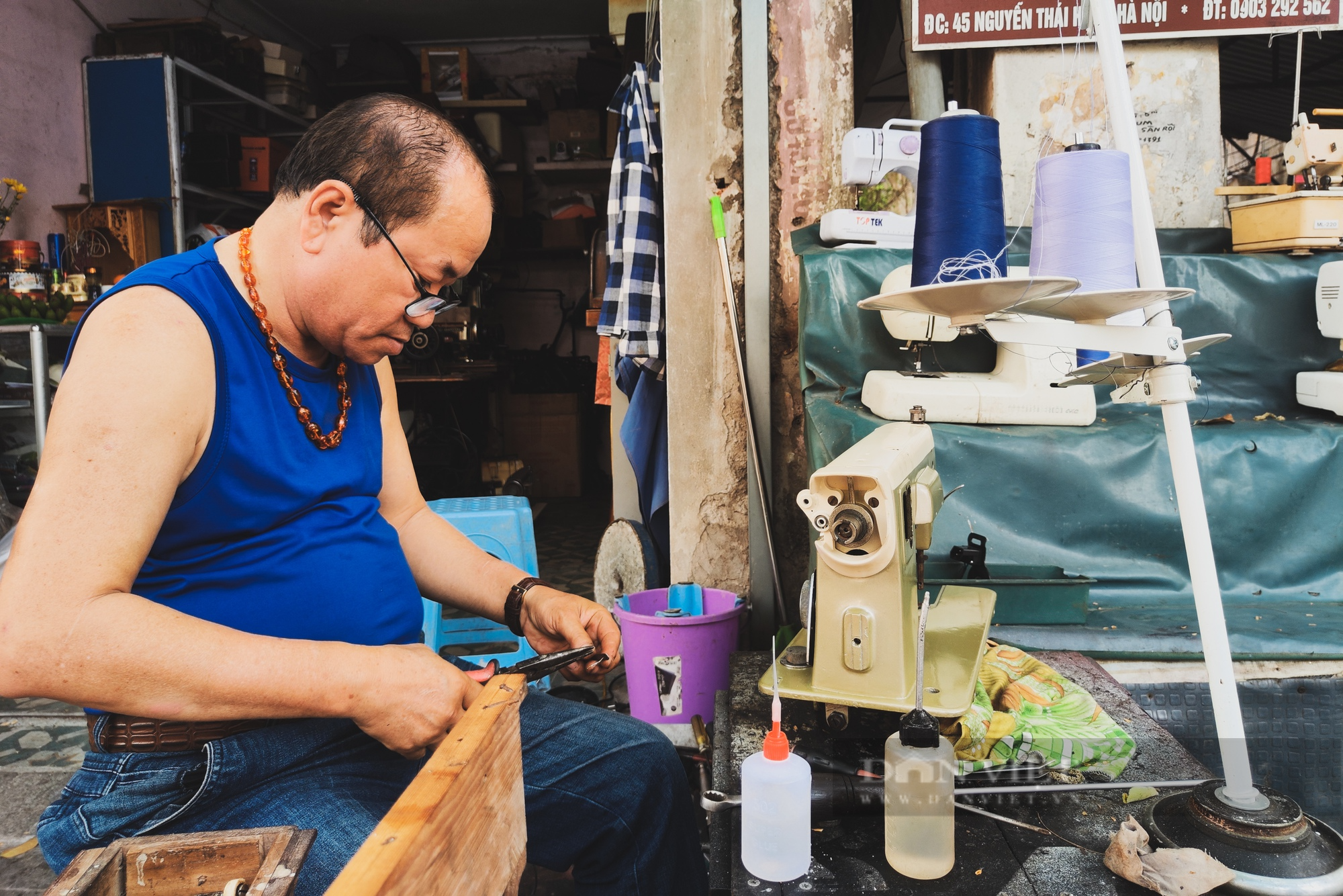 Người đàn ông hơn 40 năm cặm cụi sửa chữa máy khâu ở Hà Nội - Ảnh 1.