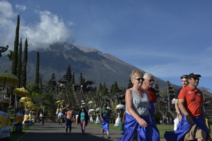 Indonesia: Nam du khách gây phẫn nộ vì hành vi phản cảm trên núi thiêng ở Bali - Ảnh 4.