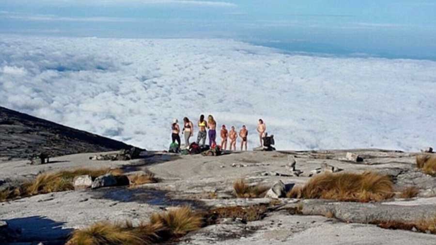 Indonesia: Nam du khách gây phẫn nộ vì hành vi phản cảm trên núi thiêng ở Bali - Ảnh 7.