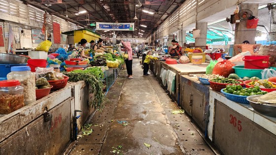 Chợ truyền thống ế ẩm, xuống cấp - Ảnh 1.