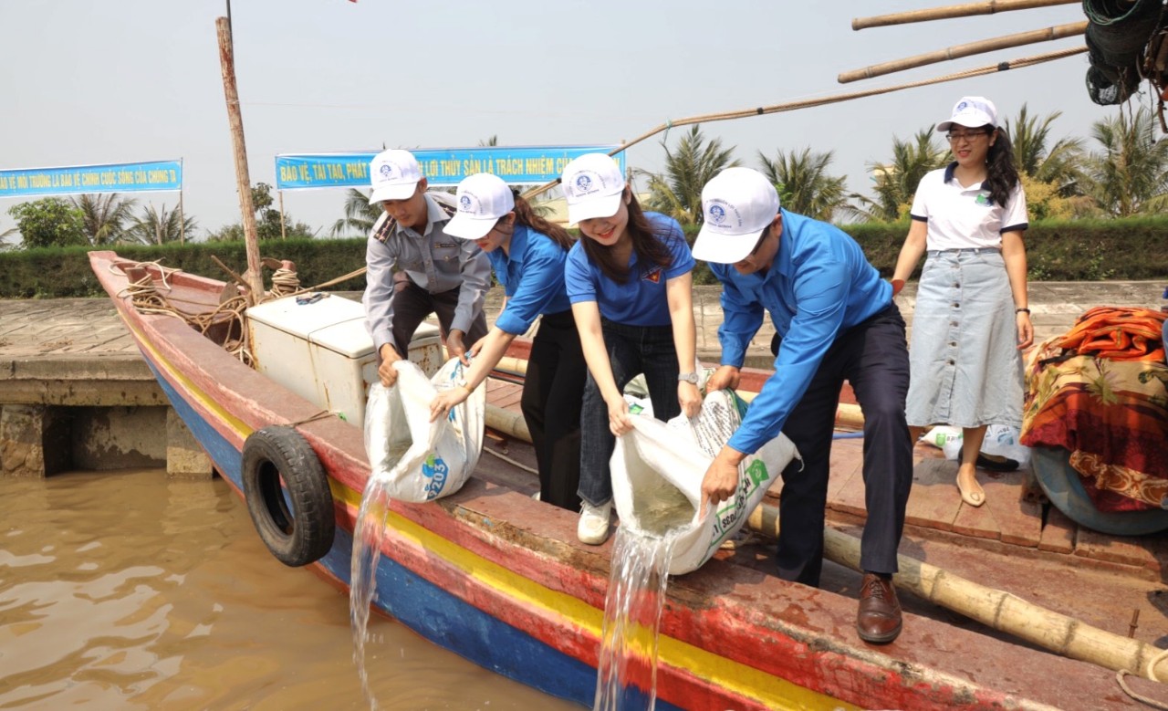 Ninh Bình: Thả 15.400 con cá vược ra cửa sông Đáy - Ảnh 2.