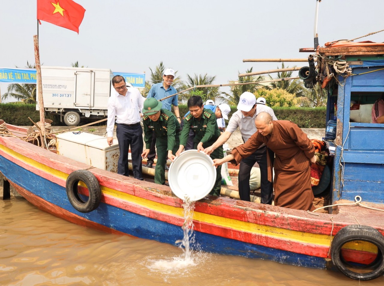 Ninh Bình: Thả 15.400 con cá vược ra cửa sông Đáy - Ảnh 1.