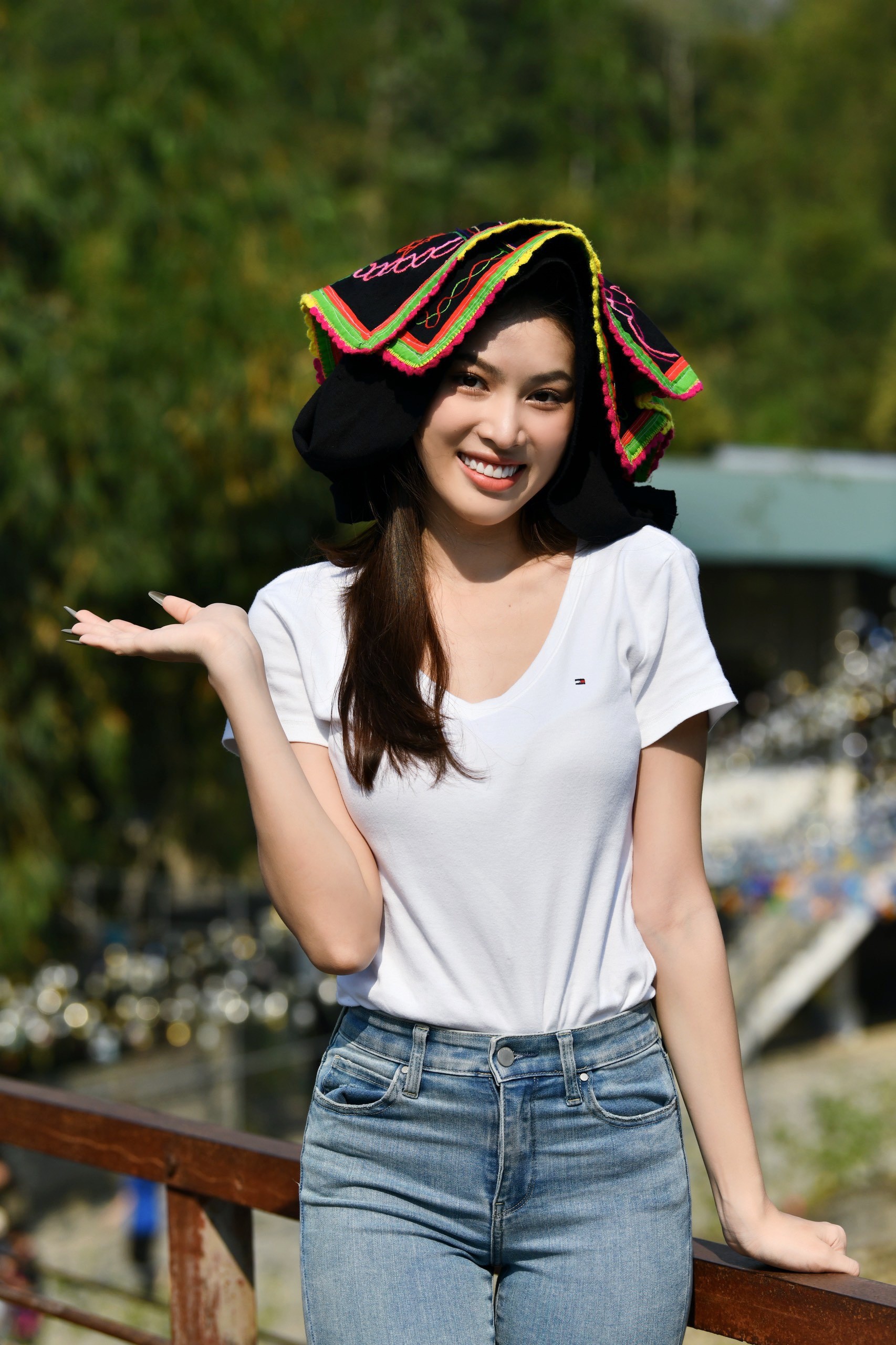 Hoa hậu Thanh Thủy, Tiểu Vy khoe sắc xinh đẹp với khăn Piêu - Ảnh 10.
