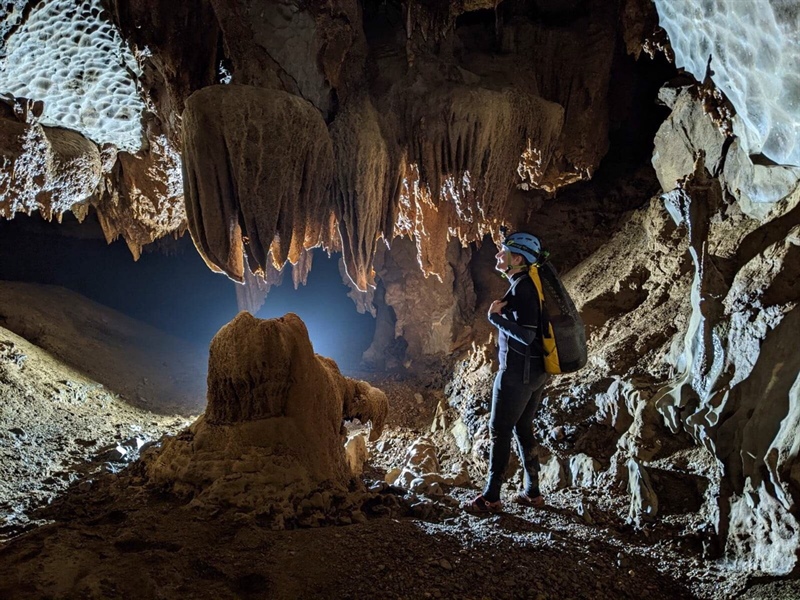 Phát hiện thêm hệ thống hang động nguyên sơ với thạch nhũ độc đáo ở Quảng Bình - Ảnh 1.