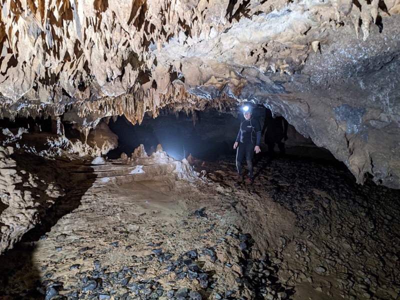 Phát hiện thêm hệ thống hang động nguyên sơ với thạch nhũ độc đáo ở Quảng Bình - Ảnh 3.