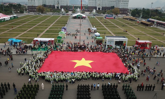 Lễ thượng cờ Tiền Phong Marathon 2023: Nâng cao ý thức bảo vệ Tổ quốc trên &quot;những nẻo đường biên cương&quot;  - Ảnh 4.