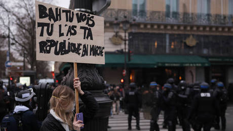 Pháp bị chỉ trích vì sử dụng vũ lực quá mức đối với các cuộc biểu tình - Ảnh 1.