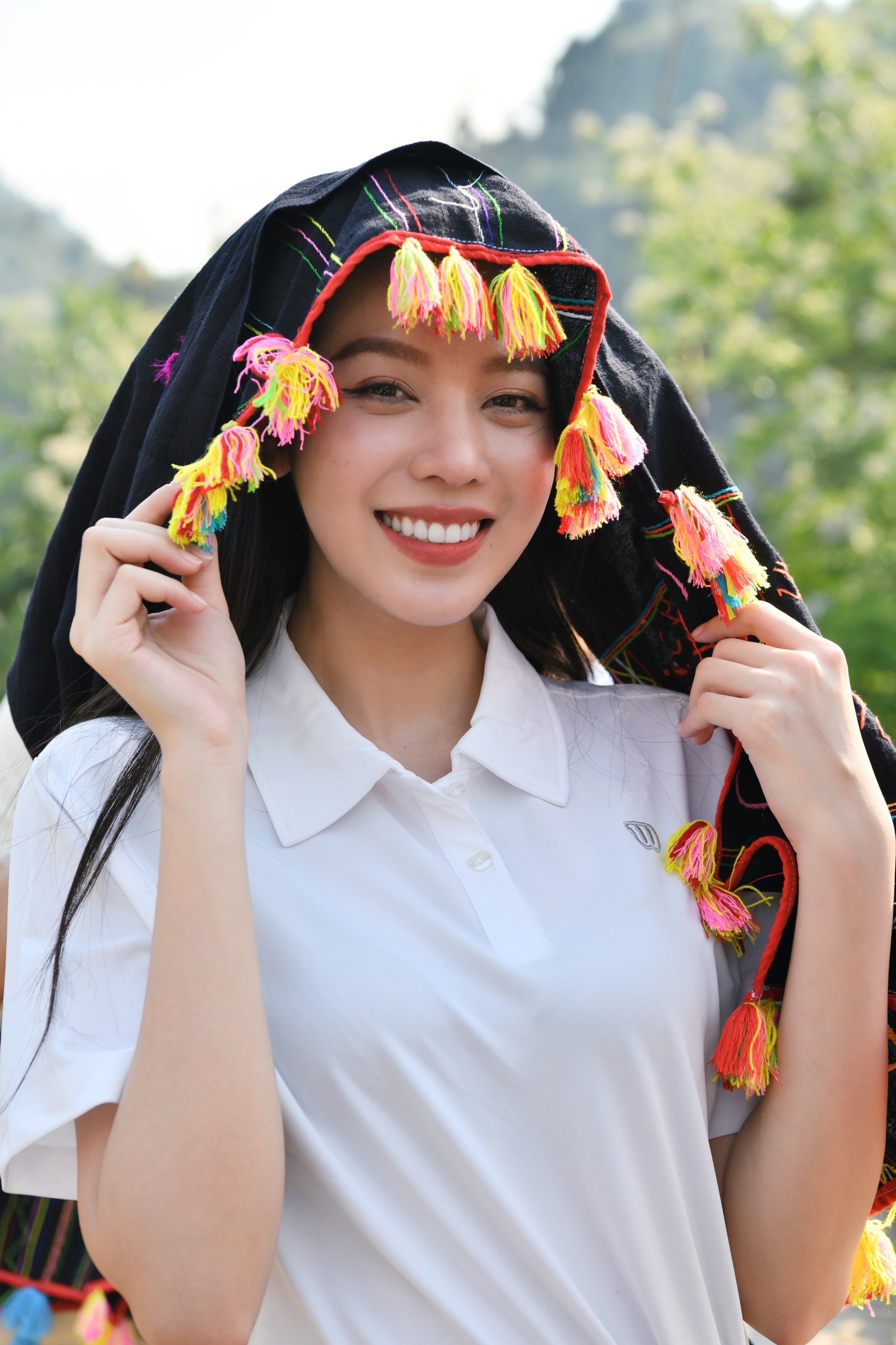 Hoa hậu Thanh Thủy, Tiểu Vy khoe sắc xinh đẹp với khăn Piêu - Ảnh 8.