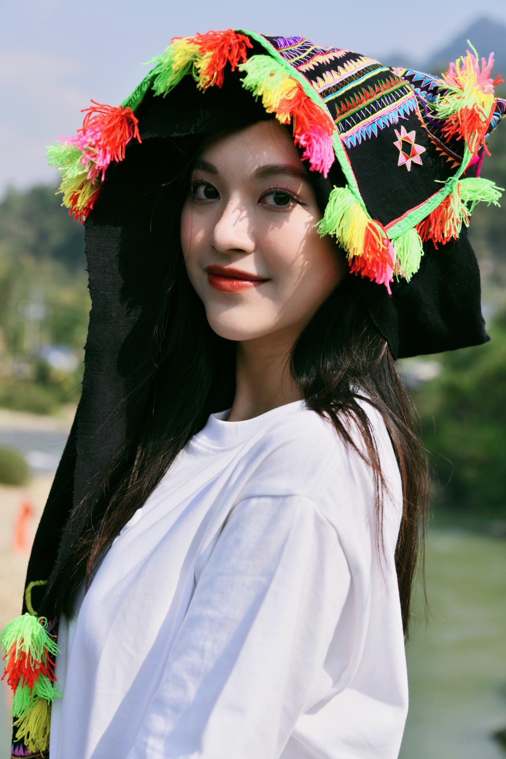 Hoa hậu Thanh Thủy, Tiểu Vy khoe sắc xinh đẹp với khăn Piêu - Ảnh 9.