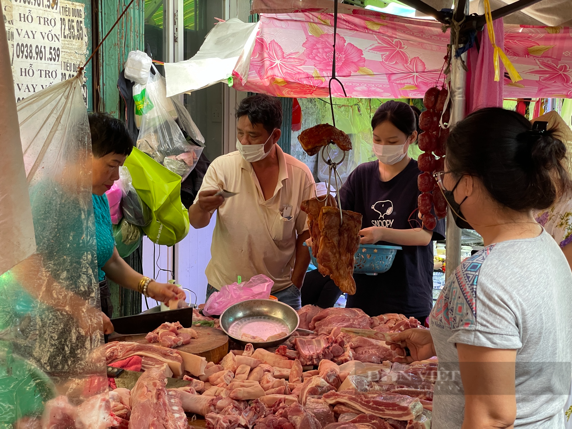 Giá thịt heo tại TP.HCM giảm mạnh - Ảnh 1.