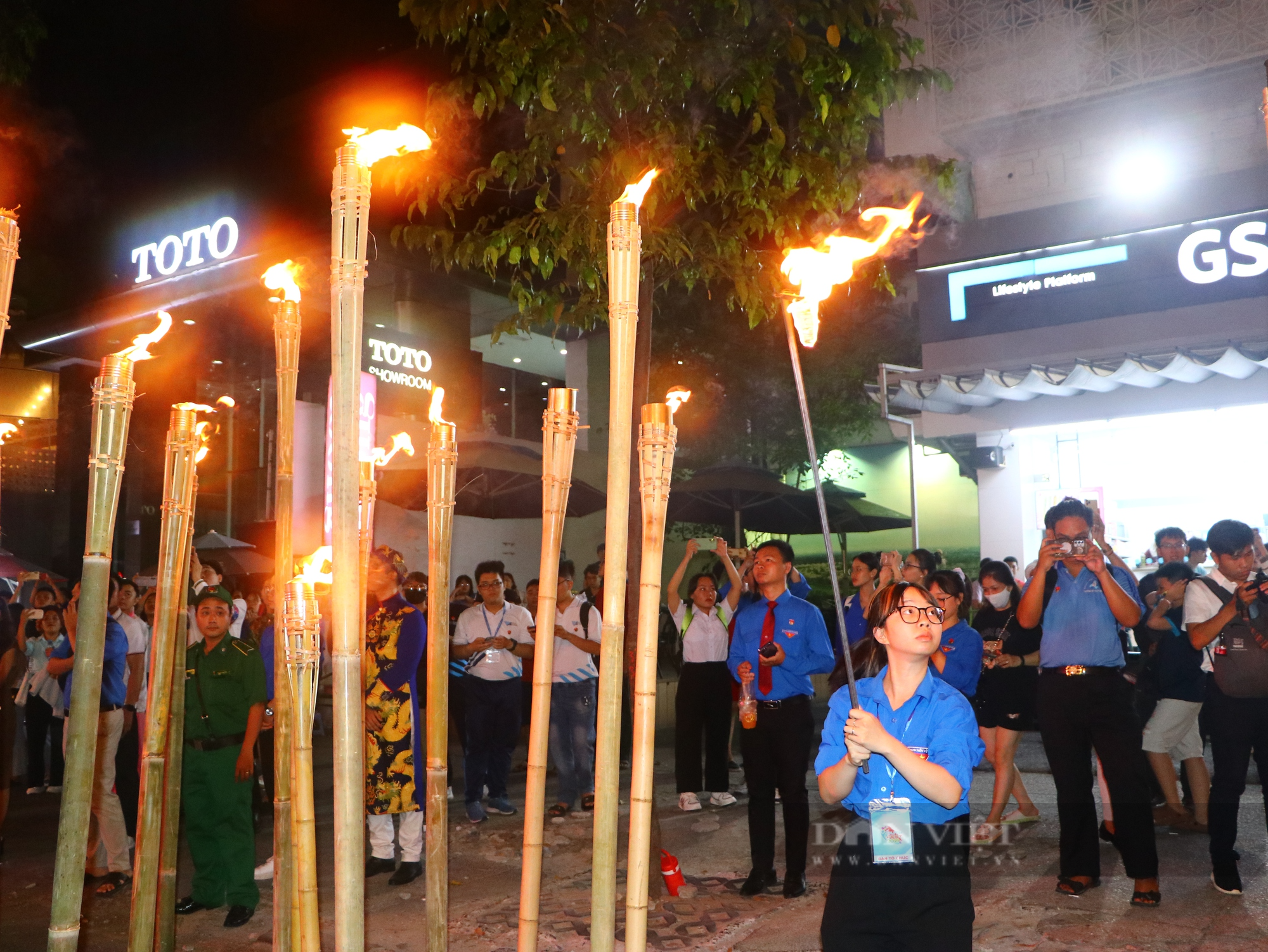 300 ngọn đuốc được thắp lên tại ngày khai mạc Lễ hội Thanh niên - Ảnh 3.