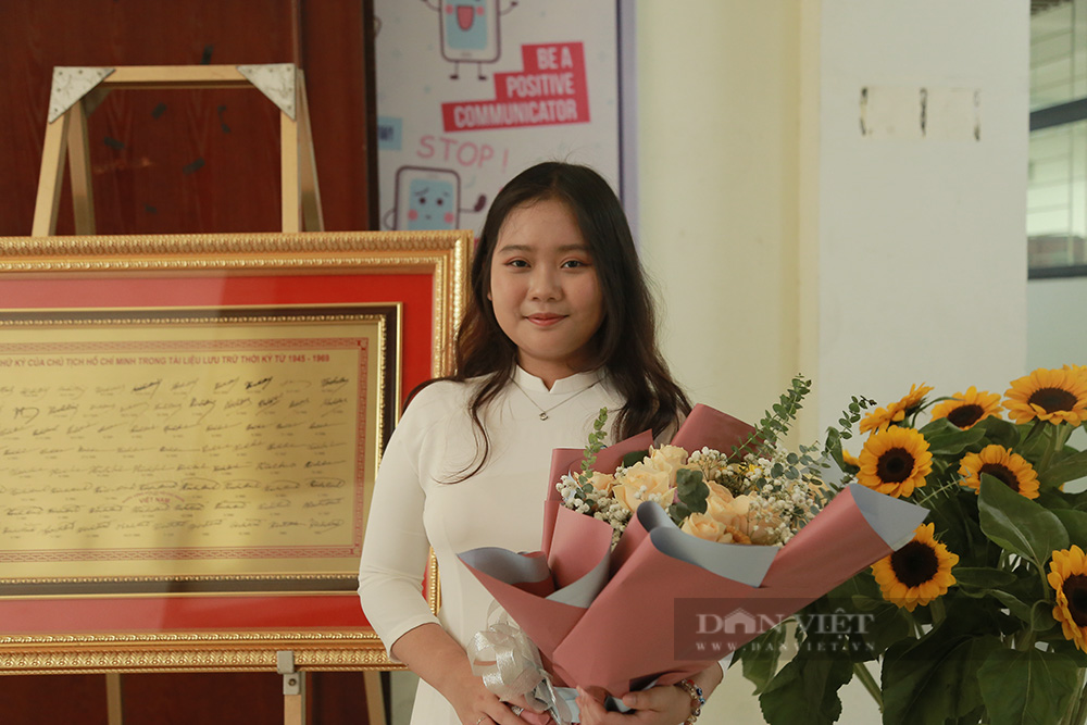 Chân dung 2 nữ sinh xuất sắc của trường Hà Nội - Amterdam vừa được kết nạp Đảng - Ảnh 1.
