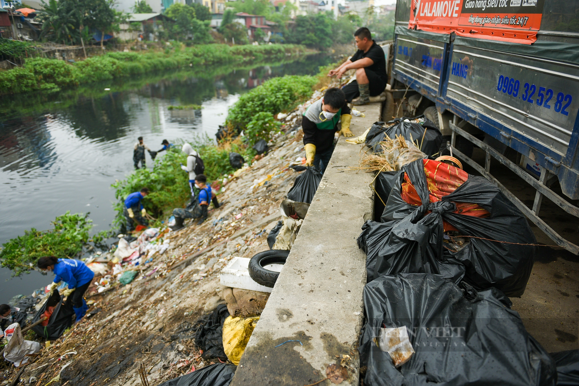 Theo chân những bạn trẻ với quyết tâm &quot;hồi sinh&quot; những dòng sông ô nhiễm tại Hà Nội - Ảnh 5.