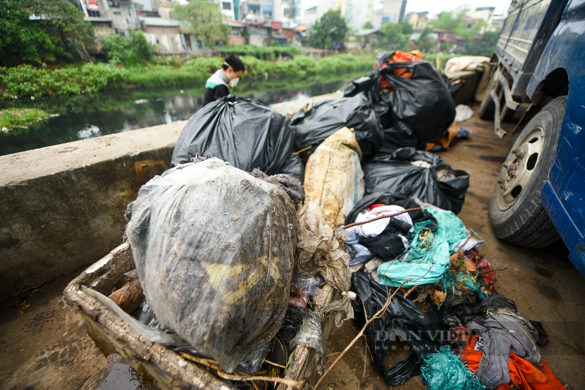 Theo chân những bạn trẻ với quyết tâm &quot;hồi sinh&quot; những dòng sông ô nhiễm tại Hà Nội - Ảnh 9.