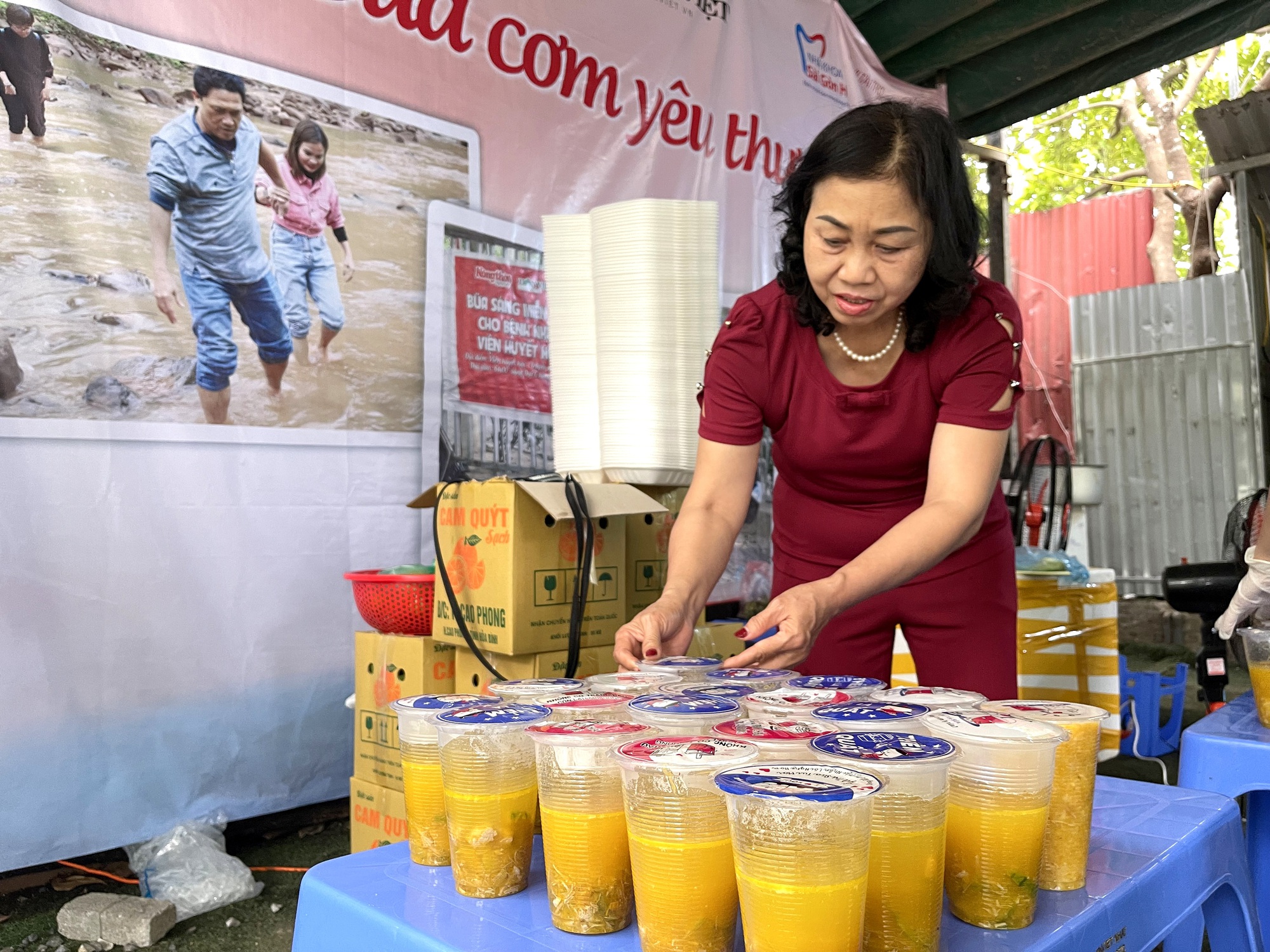 Ấm áp bữa cơm yêu thương dành tặng bệnh nhân nghèo ngày mưa gió - Ảnh 10.