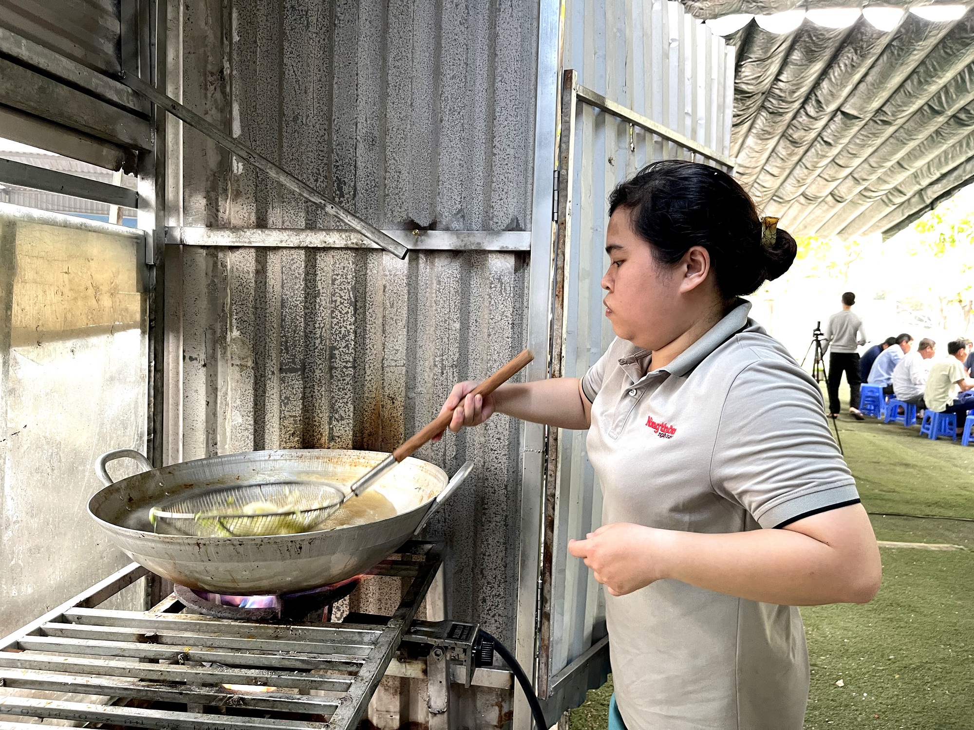 Ấm áp bữa cơm yêu thương dành tặng bệnh nhân nghèo ngày mưa gió - Ảnh 14.