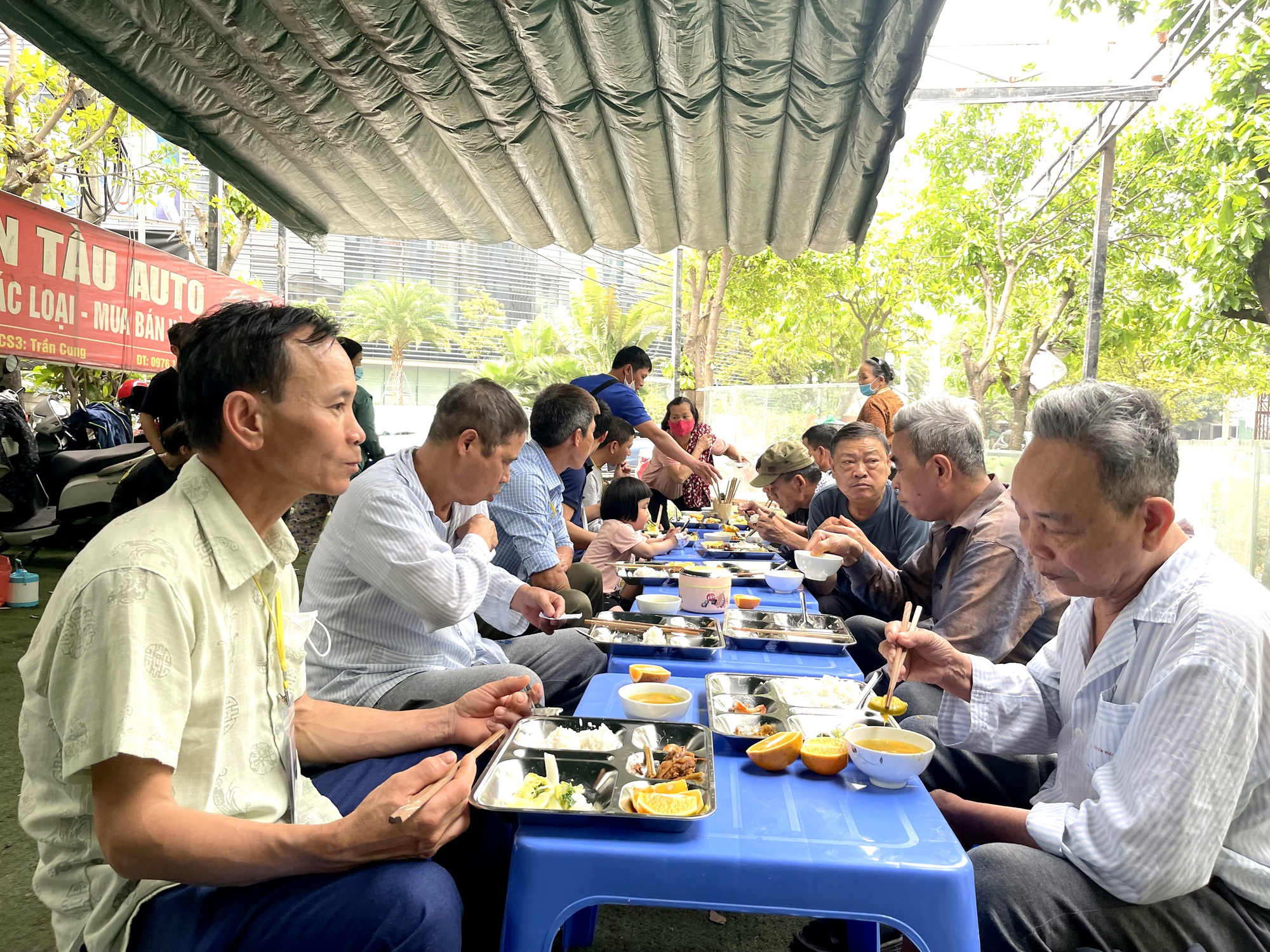 Ấm áp bữa cơm yêu thương dành tặng bệnh nhân nghèo ngày mưa gió - Ảnh 13.