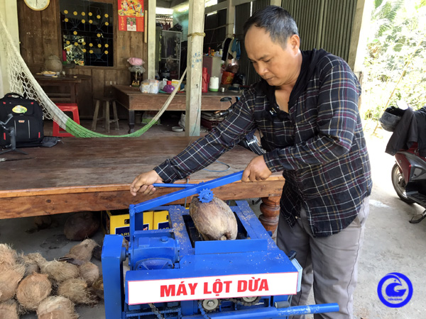 Anh nông dân Tiền Giang sáng chế máy bóc, lột vỏ dừa chạy vèo vèo, cả làng bất ngờ - Ảnh 1.