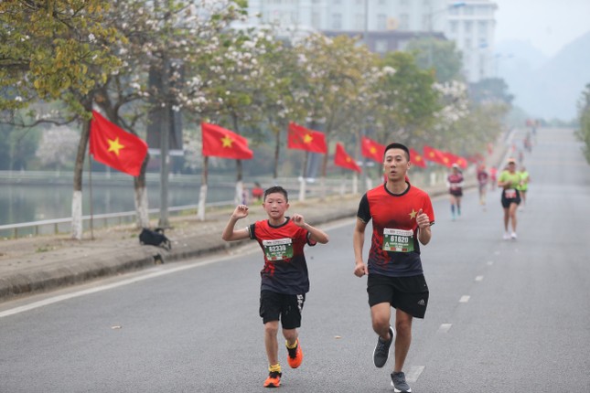 Tiền Phong Marathon 2023: Chạy giữa hàng cờ Tổ quốc - Ảnh 6.
