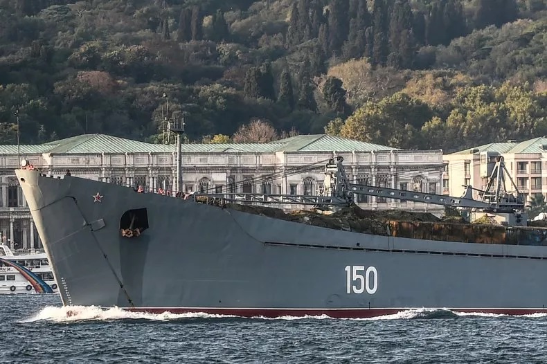 Tướng Ukraine công bố video tấn công tàu Nga, Moscow cuối cùng đã thừa nhận sự thật - Ảnh 2.