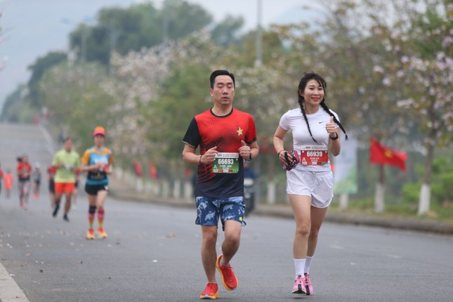 Tiền Phong Marathon 2023: Chạy giữa hàng cờ Tổ quốc - Ảnh 10.