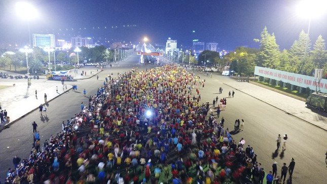 Tiền Phong Marathon 2023: Chạy giữa hàng cờ Tổ quốc - Ảnh 1.