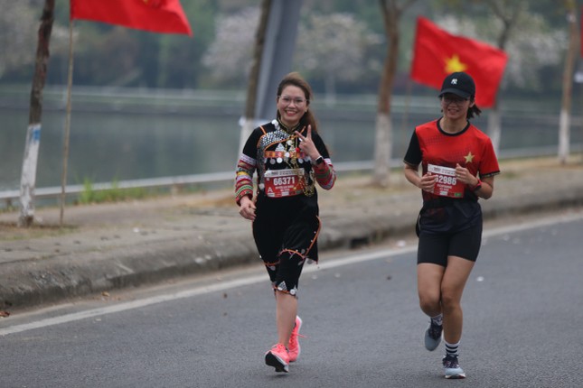 Tiền Phong Marathon 2023: Chạy giữa hàng cờ Tổ quốc - Ảnh 9.