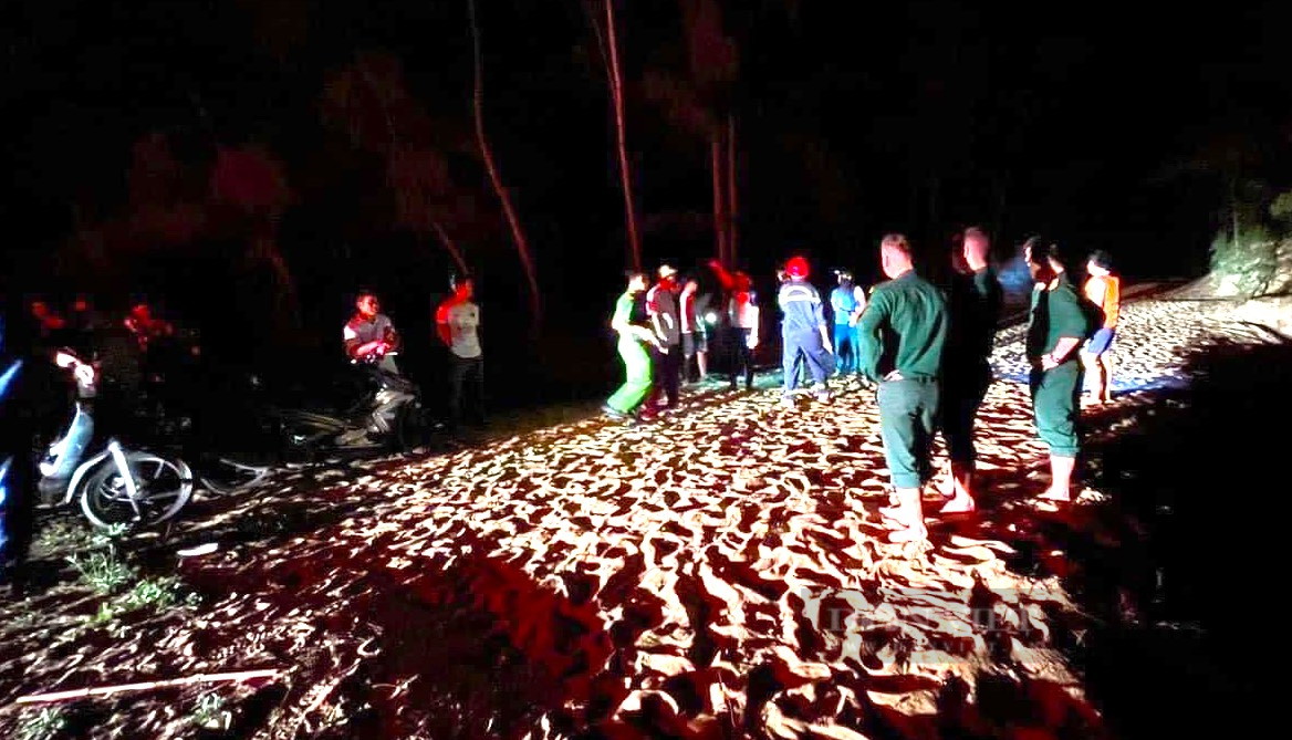 Hà Tĩnh: Hàng trăm người xuyên đêm tìm kiếm 3 học sinh đuối nước - Ảnh 1.