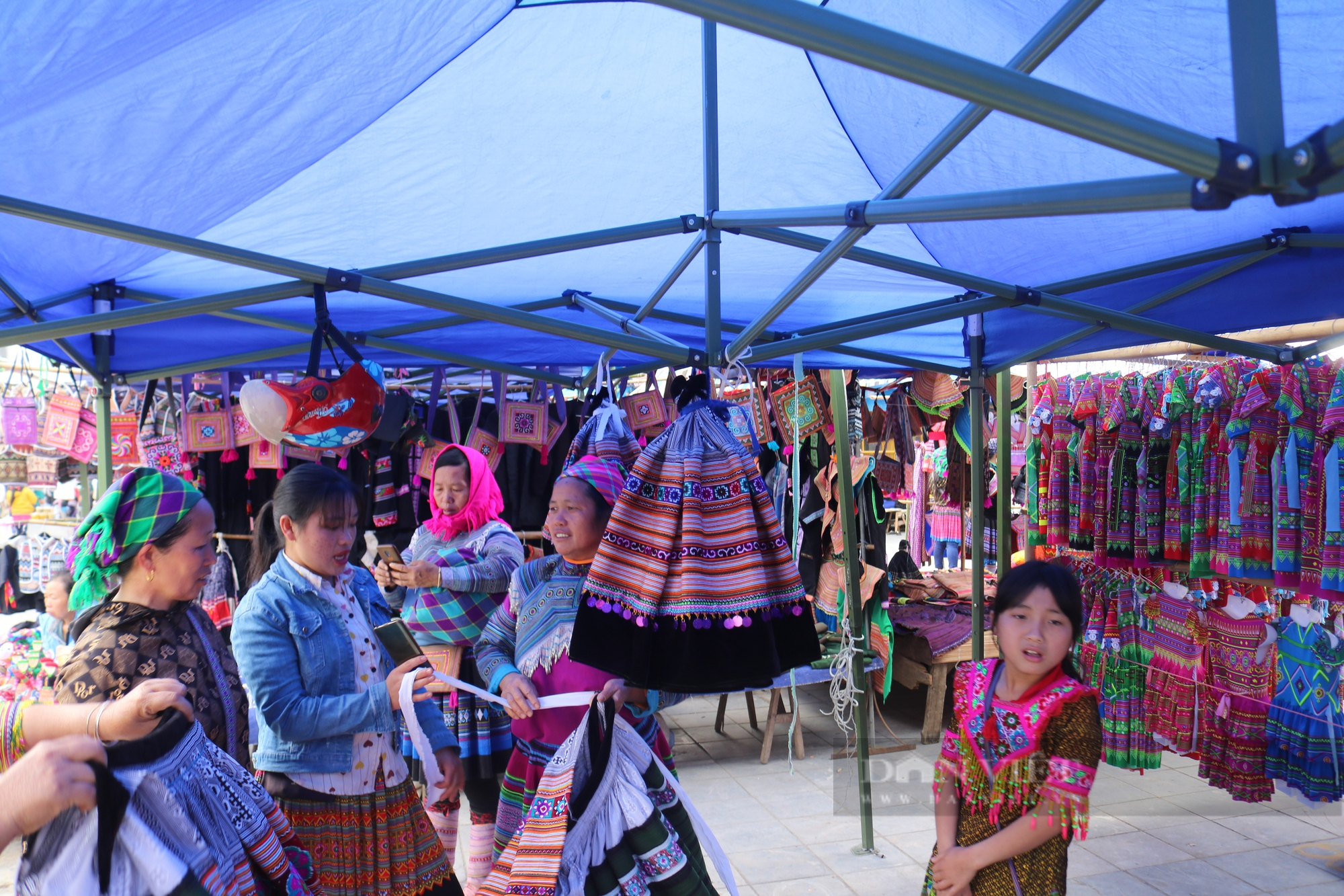 Chợ phiên vùng cao nguyên trắng Bắc Hà - Ảnh 2.